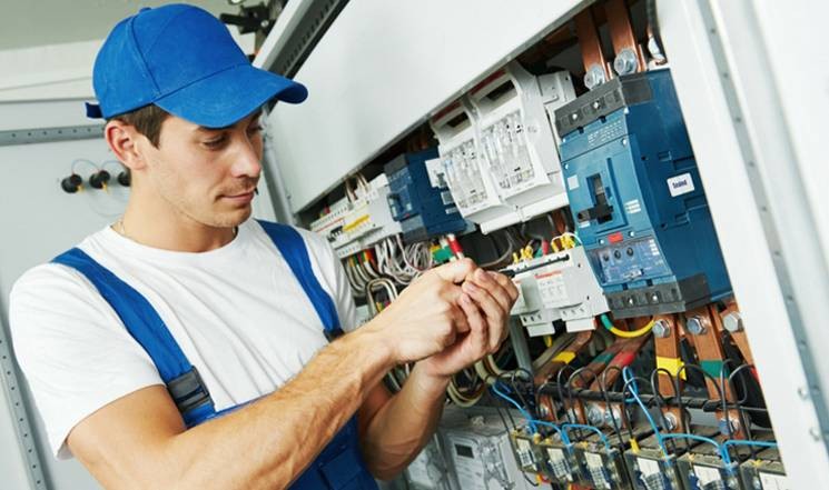 Mantente al día en la prevención de riesgos laborales para electricistas